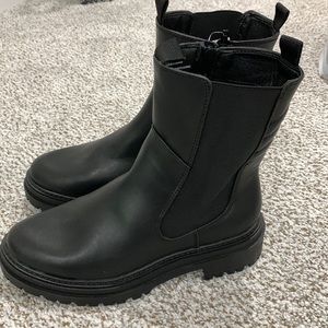 NWT womens 8 black boots